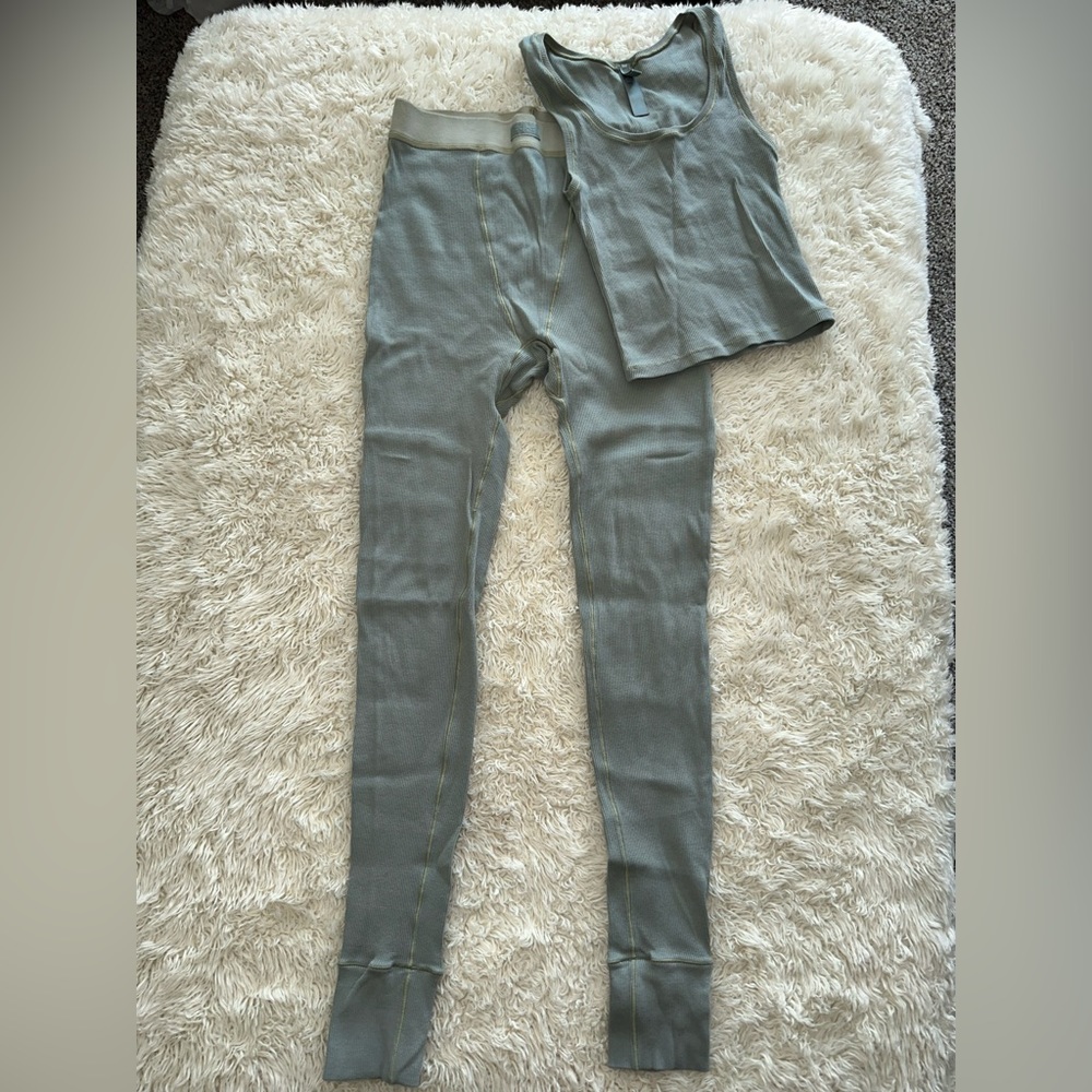 SKIMS set in mineral Size Small